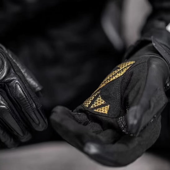 CARBON RIDING GLOVES VARVE - Protect and Ride